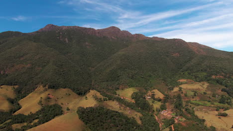 Drohne-Luftbild-Landschaft-Pfanne-Pico-Dos-Marins-Bergkette-Gipfel-Natur-Wanderwege-Gipfel-Mantiqueira-São-Paulo-Brasilien-Südamerika-Reise-Tourismus