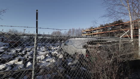 Tiro-De-Plataforma-Rodante-De-Un-Depósito-De-Chatarra-En-La-Nieve-En-El-Invierno.