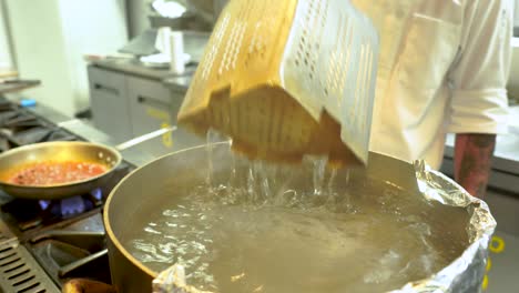 Manos-Con-Guantes-De-Látex-Preparando-Pasta-En-La-Cocina-Del-Restaurante.