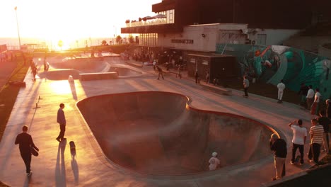 Junge-Leute-Auf-Skateboard-In-Und-Aus-Der-Grube,-Ericeira,-Portugal