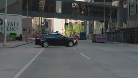 La-Policía-Cierra-La-Carretera-A-Una-Gran-Tormenta-En-El-Centro-De-Houston-Después-De-Que-Los-Edificios-Sufrieran-Daños