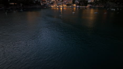 Aéreo:-Un-Dron-Lento-Revela-Una-Toma-De-Positano-En-La-Costa-De-Amalfi-De-Italia-Durante-La-Puesta-De-Sol