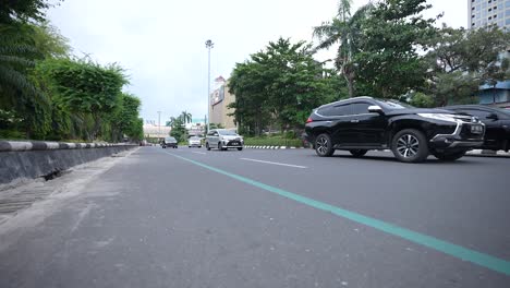 Die-Verkehrsreiche-Lage-Ist-Während-Der-Schulferien-In-Der-Stadt-Semarang-Ruhig