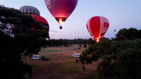 Drone-Despegando-Con-Globos-Aerostáticos-Con-La-Ciudad-De-Melbourne-Como-Telón-De-Fondo