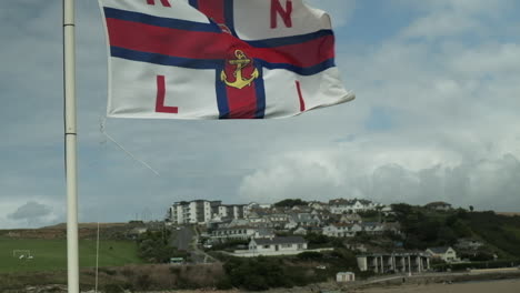 RNLI-Flagge-Weht-Im-Wind-An-Einem-Strand