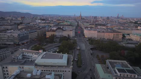 Vista-Aérea-Del-Paisaje-Urbano-De-Viena-Durante-Las-Primeras-Horas-De-La-Noche.