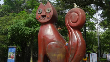 Monumento-Al-Gato,-Arte-En-El-Barrio-Normandia-Al-Lado-Del-Río-Cali