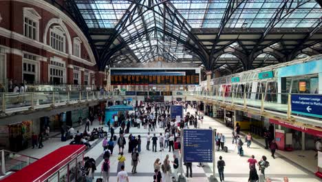 Overlooking-Crowds-strolling-Through-Liverpool-St-Stations'-Concourse-a-vibrant-urban-scene-bustling-with-activity,-the-concept-of-city-life,-and-transportation-hubs