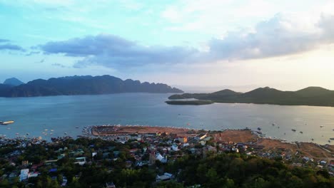 Monte-Tapyas-Drone-Vuelo-Aéreo-Hacia-El-Puerto-Con-Vistas-A-La-Isla