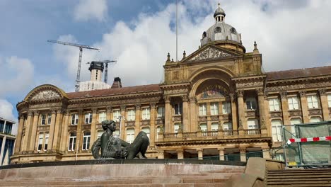 Der-Fluss-Floozie-Im-Whirlpool-Springbrunnen-Vor-Dem-Rathaus-Von-Birmingham-In-Den-Midlands,-England,-Großbritannien