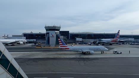 Flugzeuge-Der-American-Airlines-Fahren-Am-JFK-Flughafen-Ein-Und-Aus-Dem-Gate