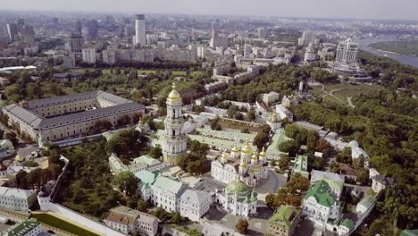 El-Monasterio-De-Las-Cuevas-De-Kiev,-Es-Un-Histórico-Monasterio-Cristiano-Ortodoxo-Que-Dio-Su-Nombre-A-Uno-De-Los-Distritos-De-La-Ciudad-Donde-Se-Encuentra-En-Kiev.