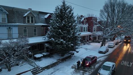 Verkehr-Auf-Verschneiten-Straßen-Im-Winter