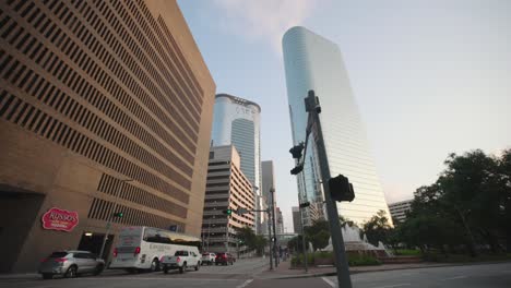 Toma-Gran-Angular-De-Rascacielos-En-El-Centro-De-Houston,-Texas.