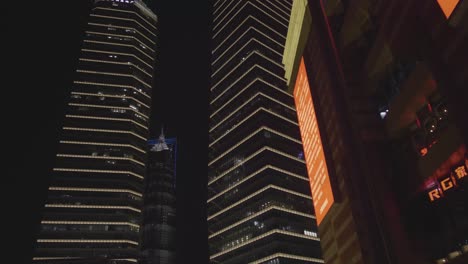 Blick-Auf-Gebäude-In-Der-Innenstadt-Von-Shanghai,-China-Bei-Nacht