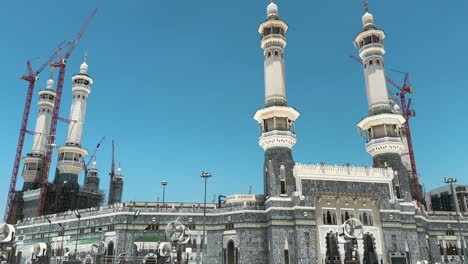 Construction-cranes-around-Masjid-Al-Haram-in-Mecca,-Saudi-Arabia,-during-the-evening