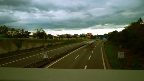 Lapso-De-Tiempo-De-Una-Carretera-En-Un-Día-De-Otoño