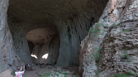 La-Luz-Como-Los-Ojos-De-Los-Dioses-Brillan-En-La-Atracción-Turística-De-La-Pared-De-La-Cueva-De-Prohodna