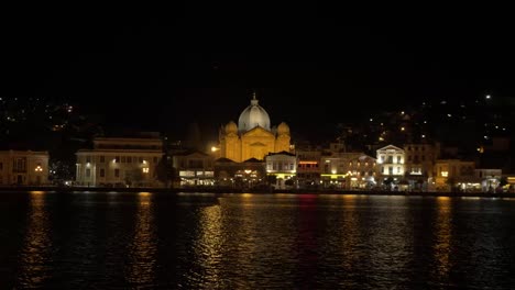 Rückblick-Auf-Die-Stadt-Mytilene-Bei-Nacht,-Geschäfte,-Menschen,-Belebte-Straßen