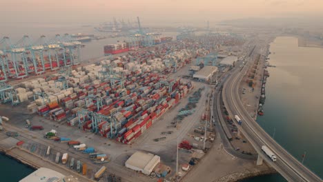 Hafen-Von-Algeciras,-Kommerzielle-Frachtverladewerft-Und-Kräne,-Luftaufnahme-über-Dem-Hafen-Von-Cadiz