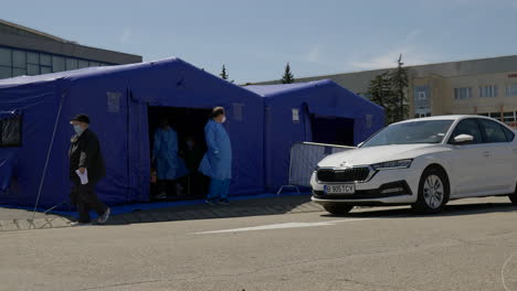 Weite-Aufnahme-Eines-Autos,-Das-Sich-Dem-Zweiten-Drive-Through-Impfzentrum-Für-Covid-19-In-Rumänien-Nähert