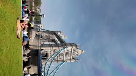 Puente-De-La-Torre-Desde-Potters-Field-Park,-Londres