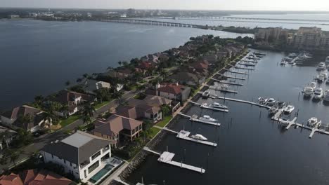 Impresionante-Vivienda-De-Lujo-En-El-Río-Manatee-Mirando-Hacia-Bradenton,-Florida.