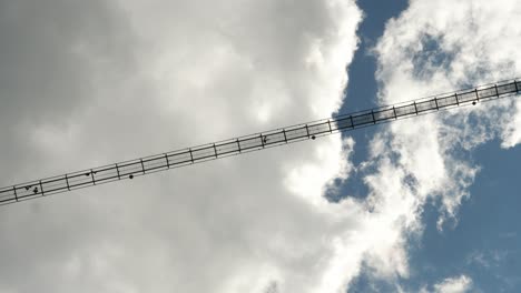 Unter-Der-Blackforestline-Hängebrücke-Mit-Menschen