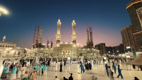 Ein-Abendlicher-Blick-Auf-Die-Al-Haram-Moschee-In-Mekka,-Saudi-Arabien