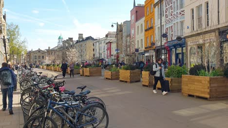 People-walking-and-cyclist-bikes-parked-on-the-historical-urban-streets-in-Oxford-City,-England-UK