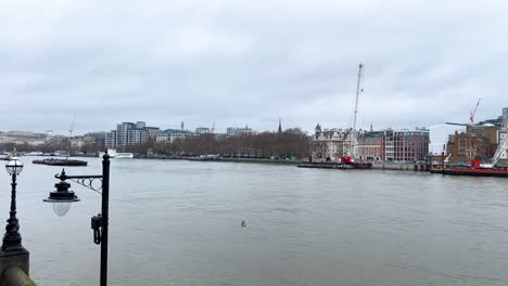 Wide-angle-shot-panning-right-across-River-Thames-and-South-Bank