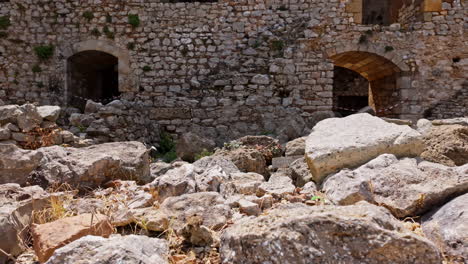 Frankish-Chlemoutsi-Castle-ruins-feature-weathered-walls,-echoing-its-medieval-past-in-quiet-solitude