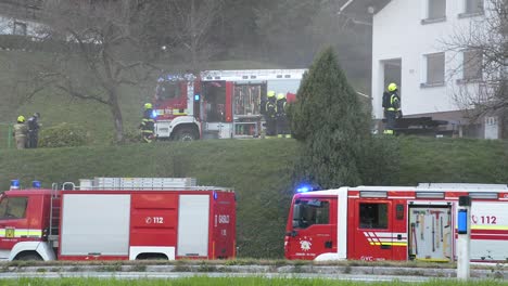 Feuerwehrleute-Im-Einsatz-Nach-Erfolgreichem-Eingriff-Brennenden-Schornstein