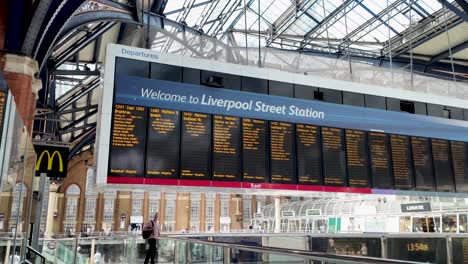 Junta-De-Salidas-De-Trenes-Y-Horarios-En-La-Estación-De-Liverpool-Street