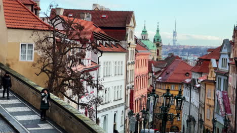 Este-Pintoresco-Vídeo-Captura-El-Colorido-Encanto-De-La-Calle-Nerudova-Y-Las-Escaleras-Del-Histórico-Castillo-De-Praga.