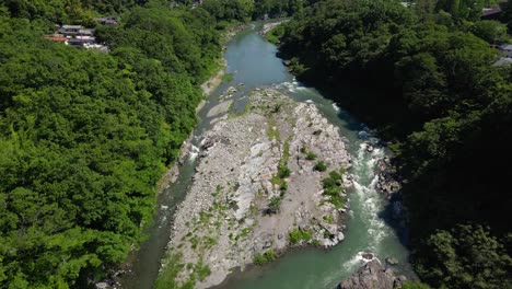 Atemberaubende-Natürliche-Flusslandschaft-Von-Der-Drohne-In-üppiger-Grüner-Natur