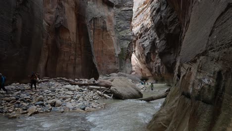 Grupos-De-Excursionistas-Disfrutando-De-Los-Estrechos-En-El-Parque-Nacional-Zion.