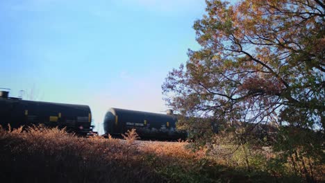 Bewegen-Von-Öltankwagen-Von-Einem-Güterzug-Auf-Den-Gleisen-An-Einem-Späten-Sonnigen-Nachmittag