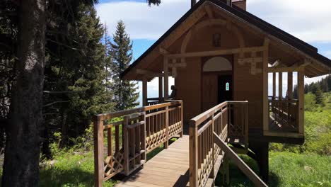 Un-Sacerdote-En-Su-Capilla-Cerca-De-Un-Sendero-De-Montaña