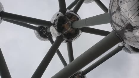 Atomium-Denkmal-Mit-Bewegung,-Schwenkaufnahme