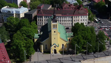 Retirada-Aérea-Lejos-De-La-Iglesia-De-San-Juan,-Plaza-De-La-Libertad