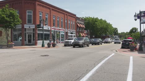 Downtown-Rockford,-Michigan-with-pedestrians-and-traffic