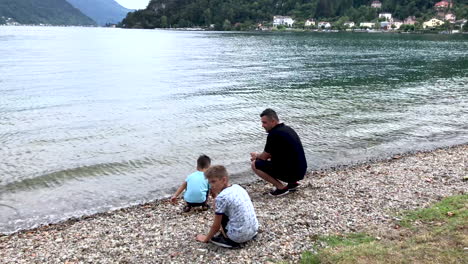 Padre-Con-Sus-Hijos-Jugando-En-La-Playa-En-Un-Día-Soleado-De-Verano