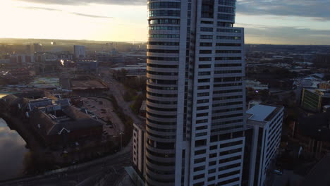 Un-Dron-Aéreo-Disparó-Hacia-El-Rascacielos-Bridgewater-Place,-En-El-Centro-De-La-Ciudad-De-Leeds-Al-Amanecer.