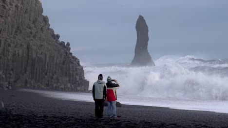 Furchterregende-Wellen-Des-Atlantiks-Treffen-Die-Basaltsäulen-Am-Schwarzen-Strand-Islands