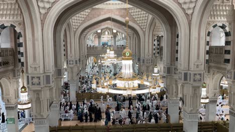 Peregrinos-Musulmanes-Dentro-De-Masjid-Al-Haram-En-La-Meca,-Arabia-Saudita