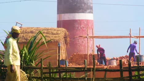 Trabajadores-De-La-Construcción,-Industria-De-Ladrillos,-Paisaje-Rural-Asiático,-Gente-Local-Caminando-Por