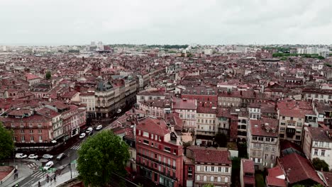 Aerial-view-of-the-dense-and-historic-city-center-of-Toulouse,-France,-showcasing-its-red-roofed-buildings-and-urban-landscape