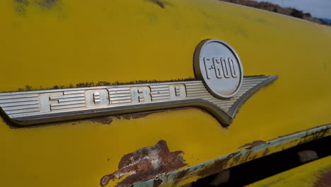 Logotipo-Del-Camión-Ford-F-600,-Viejo-Vehículo-Oxidado-En-La-Ciudad-Fantasma-De-Jerome,-Arizona,-EE.UU.