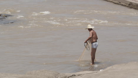 Hombre-Asiático-De-Mediana-Edad-Pescando-Junto-Al-Río